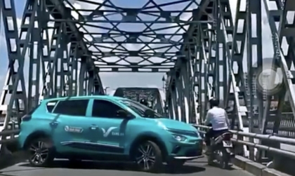 Clip VHGT: Tài xế taxi xanh ngang nhiên quay đầu trên cầu Trường Tiền